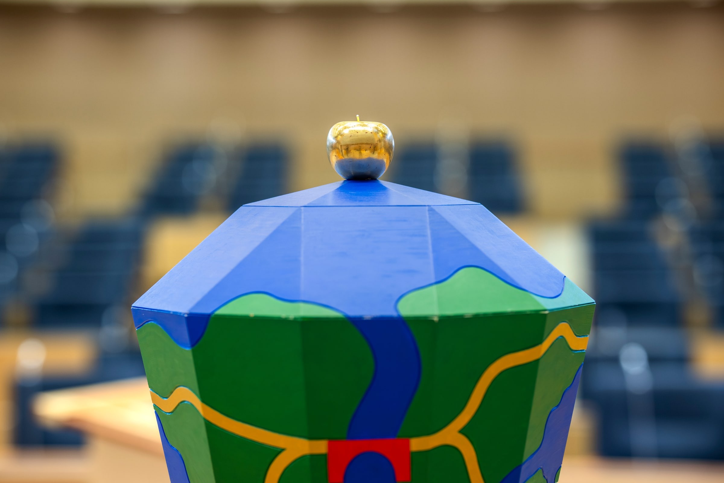Detalj av locket och det förgyllda äpplet på KG Nilsons valurna